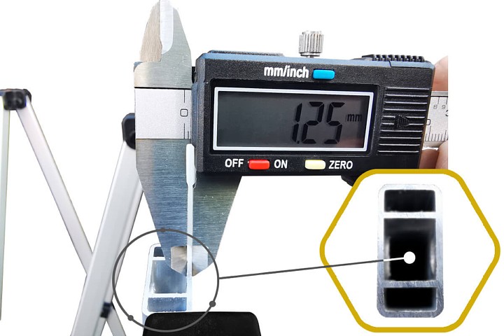 Meranie hrúbky profilu hliníkového stanu 3x6m digitálnym meradlom