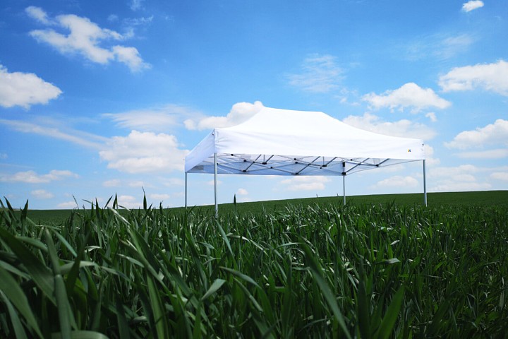 Nožnicový reklamný stan 3x6m biely v exteriéri