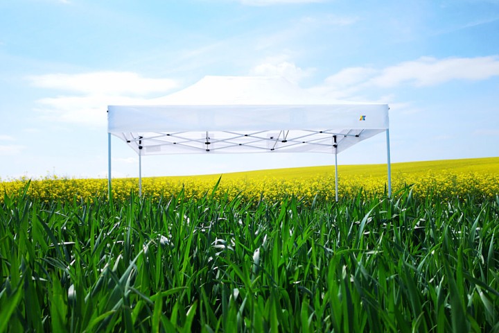 Veľký biely nožnicový stan 3x6m na poli