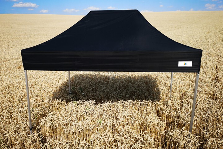 Čierny párty stan 3x6m v obilí