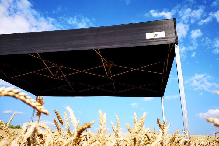 Detail čiernej strechy reklamného stanu 3x6m v pšenici