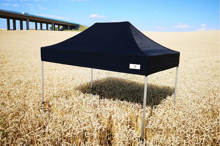 Čierny nožnicový stan 3x6m v pšeničnom poli