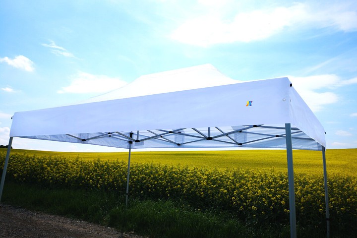 Biely promo stan 3x6m v žltom repkovom poli