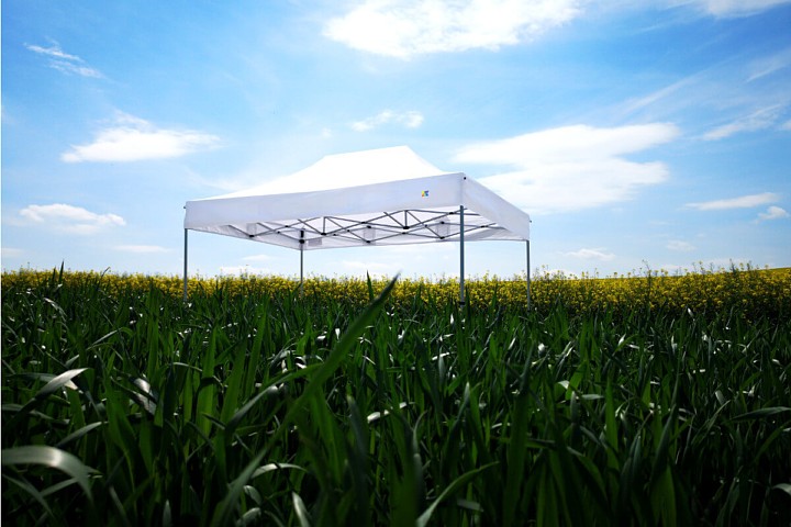 Rozložený biely stan 3x6m v prírode