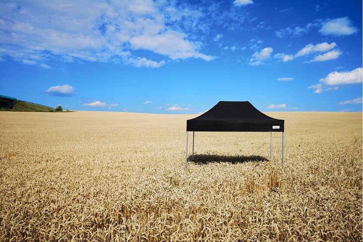 Čierny promo stan 3x6m pod modrou oblohou v prírode
