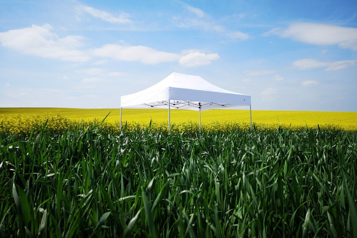 Biely reklamný stan 3x6m v žltom repkovom poli