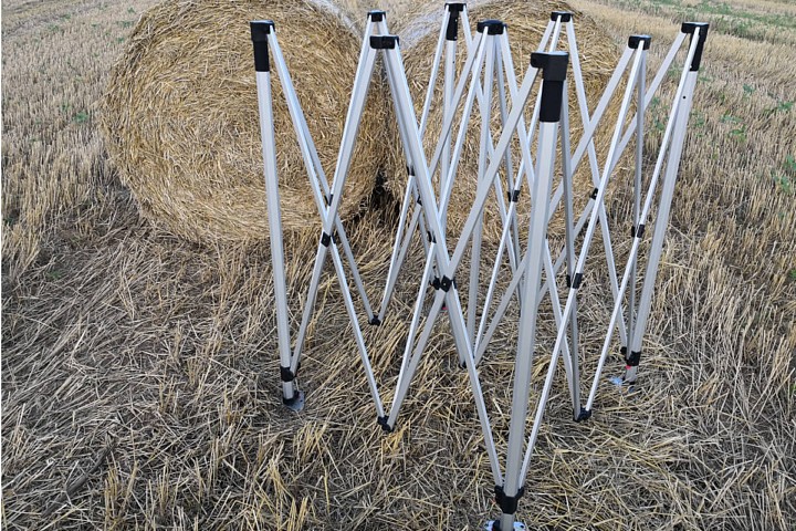 Hliníková nožnicová konštrukcia stanu 3x6m v exteriéri