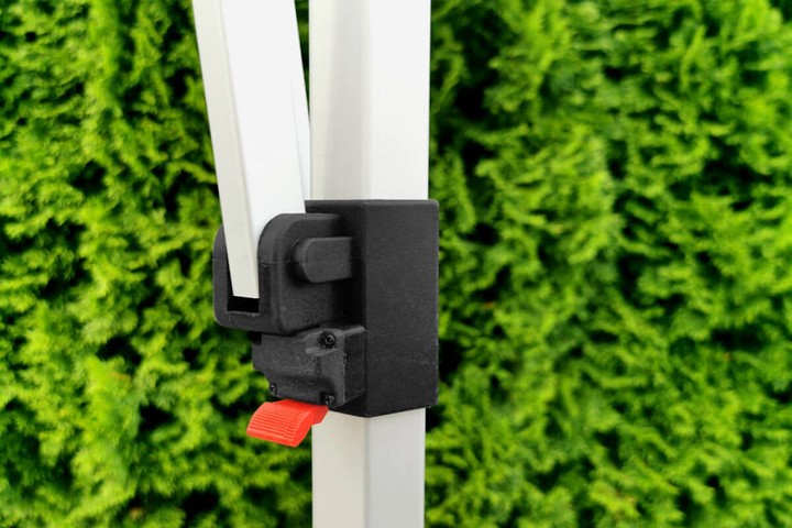 Zaisťovací mechanizmus pre nastavenie výšky nohy stanu 3x6m