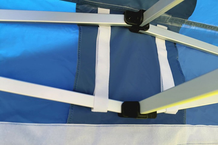 Pohľad na vnútorný strešný systém nožnicového stanu 3x6m