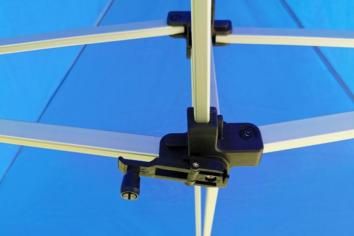 Vnútorný rohový kĺb hliníkovej konštrukcie s modrou strechou