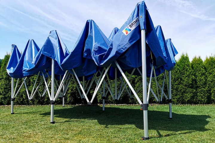 Rozkladanie modrého hliníkového stanu 3x6m v exteriéri